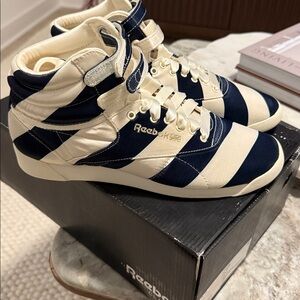 Rare Reebok Navy and cream
High-Tops